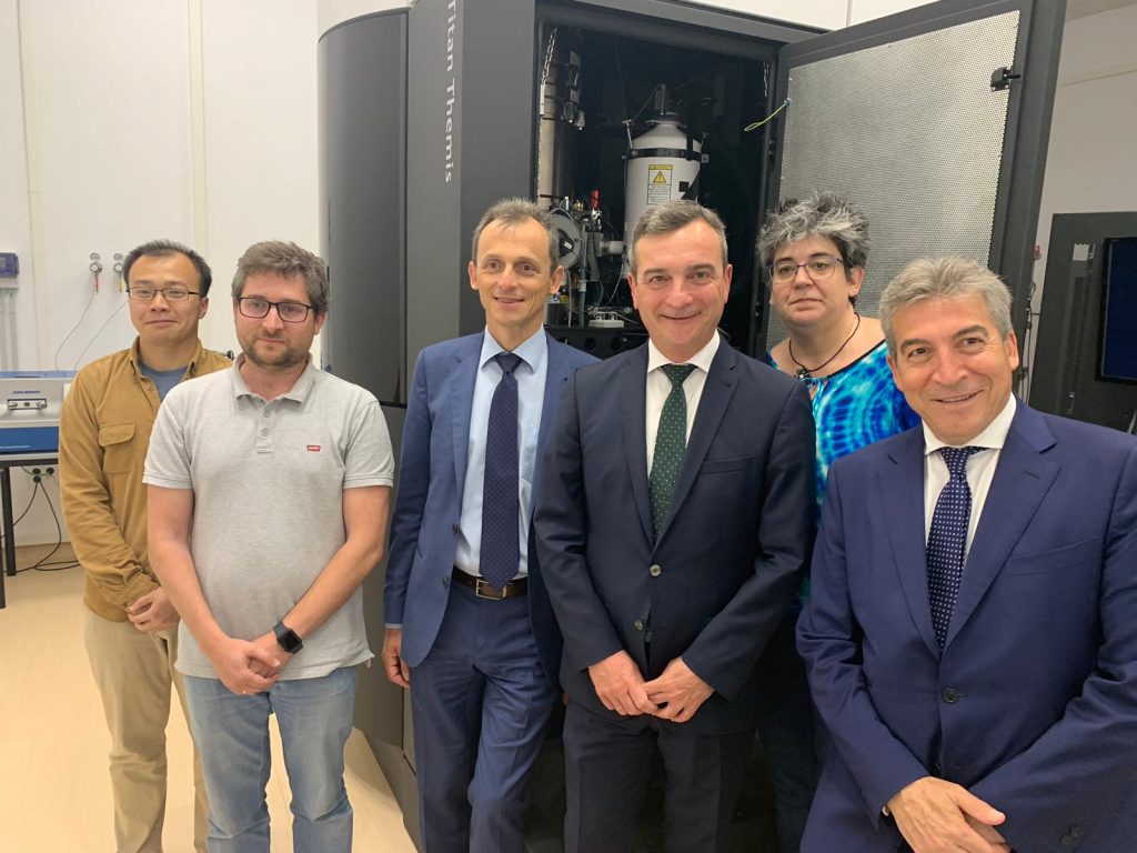 Pedro Duque, Ministro de Ciencia, Innovación y Universidades, visita el Microscopio Electrónico TITAN